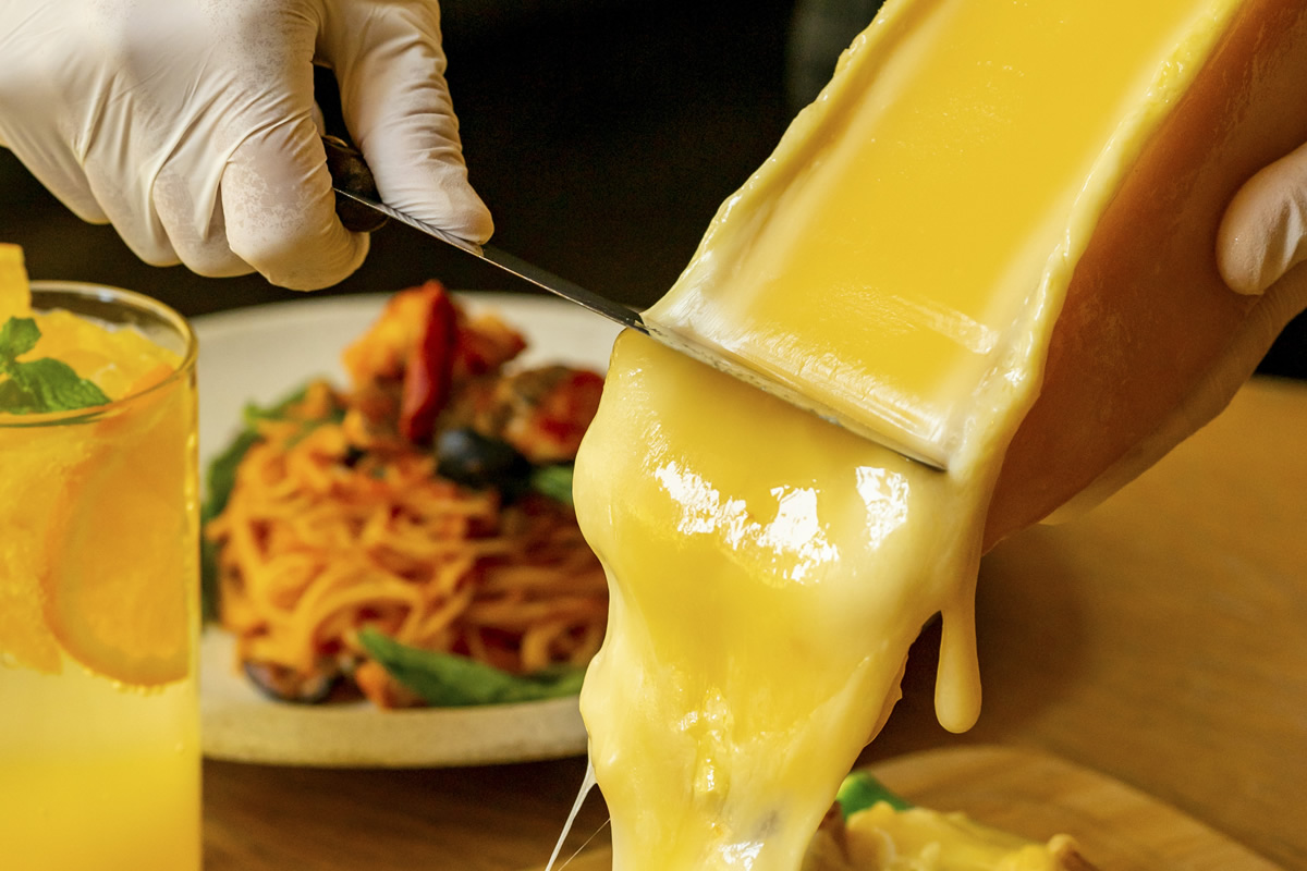 スイス産グリュイエールチーズの<br>チーズフォンデュ